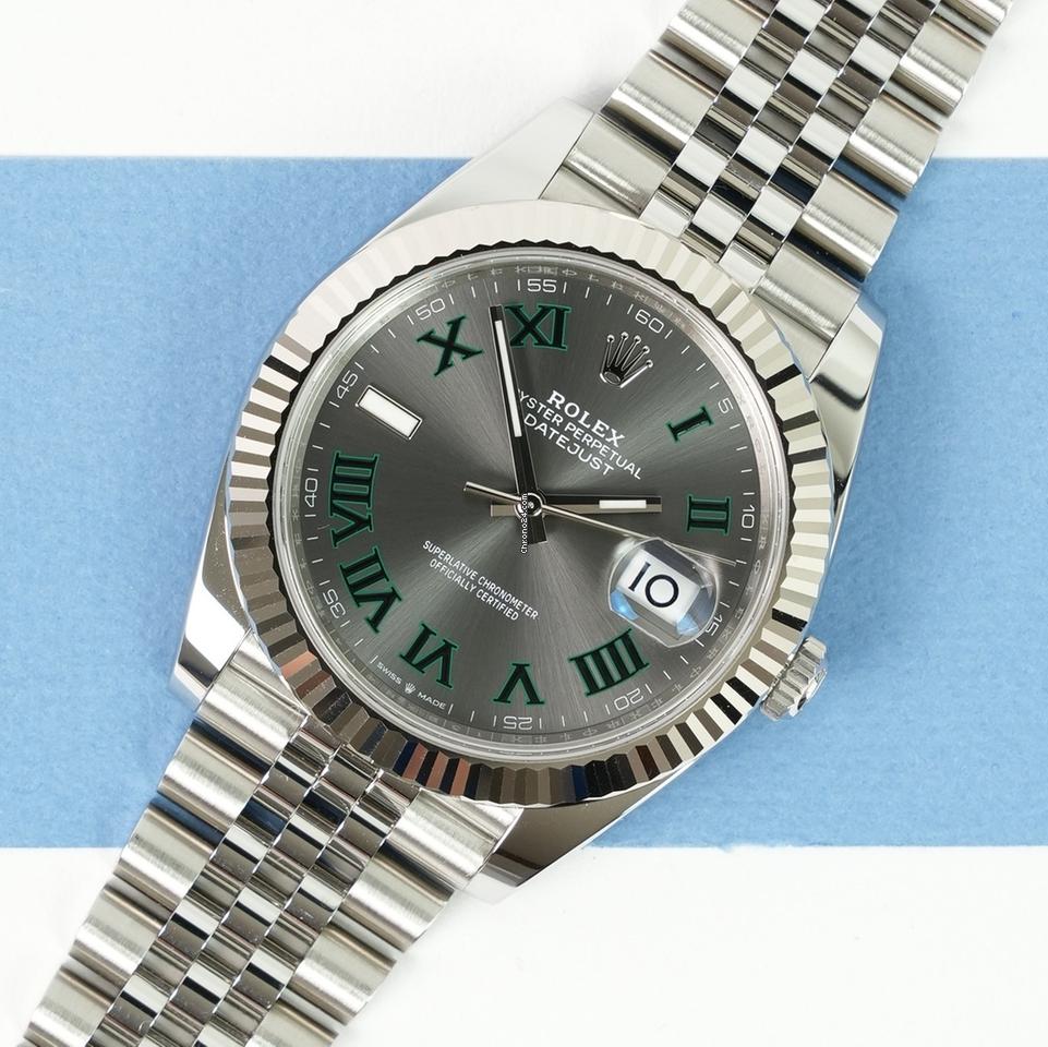 Retro Look Date Just Watch With Modern Movement