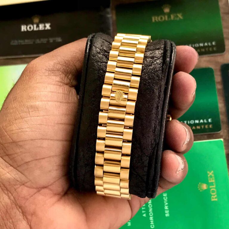 Retro Look Day Date Watch With Modern Movement