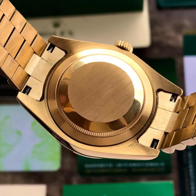 Retro Look Day Date Watch With Modern Movement