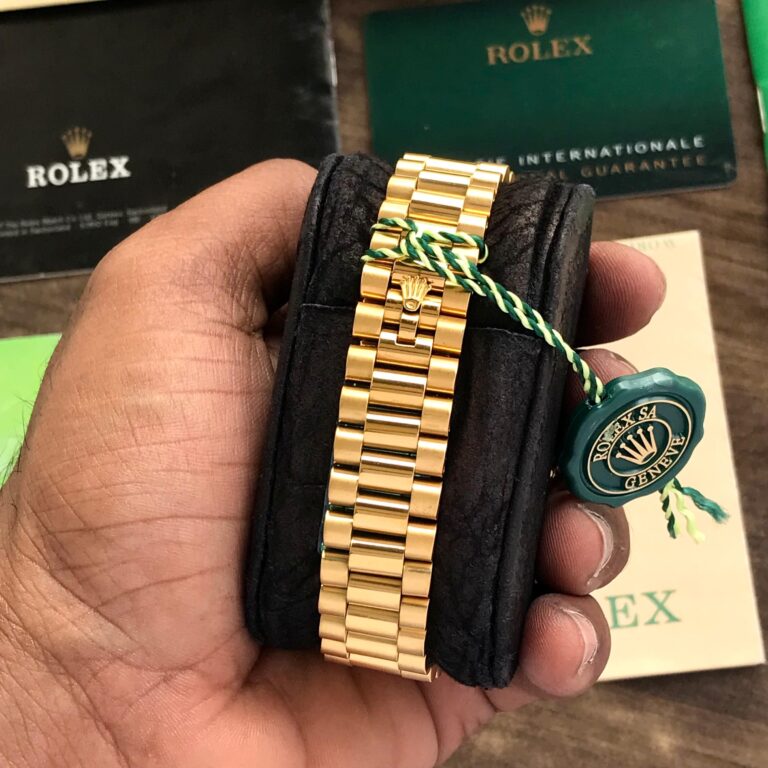 Retro Look Day Date Watch With Modern Movement
